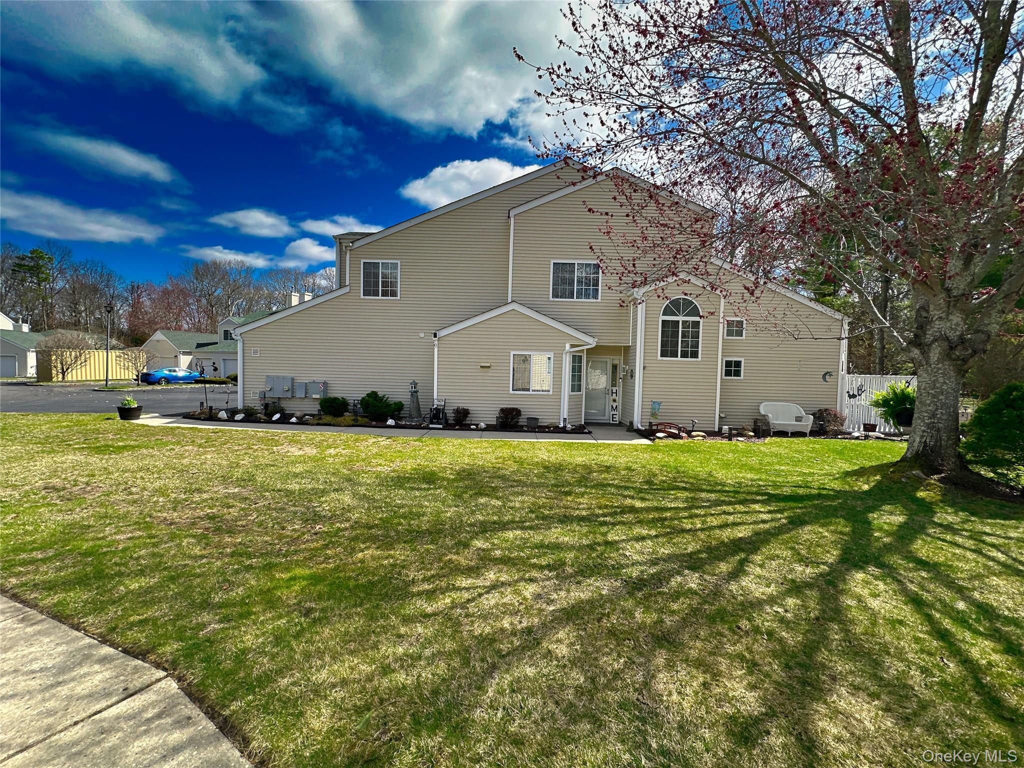 Front of house featuring a yard
