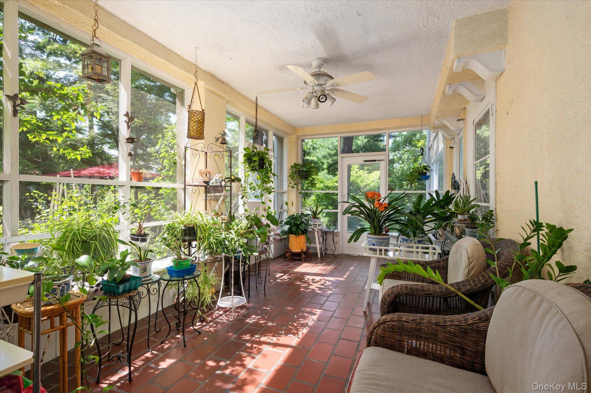 Sunroom / solarium with ceiling fan