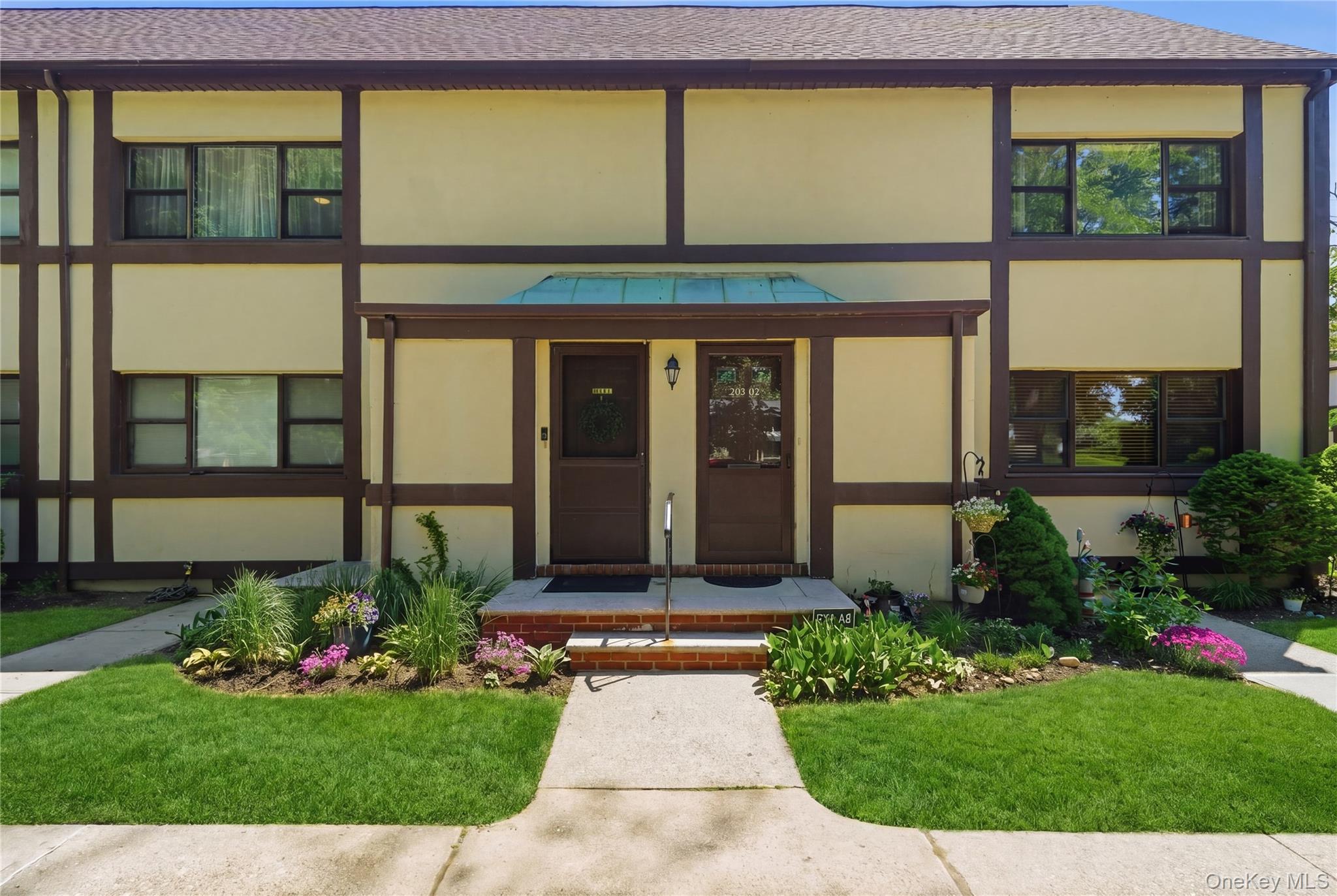 Entrance to 286 Cherry Valley ave, Unit A-2