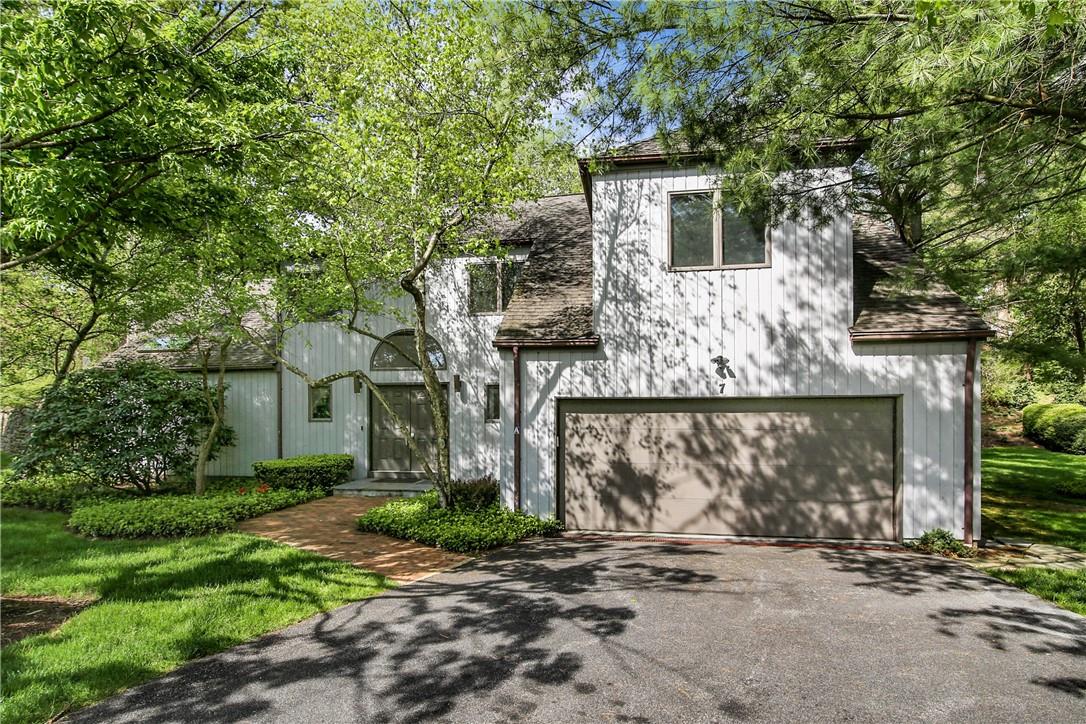 Single standing beautiful home with attached garage!