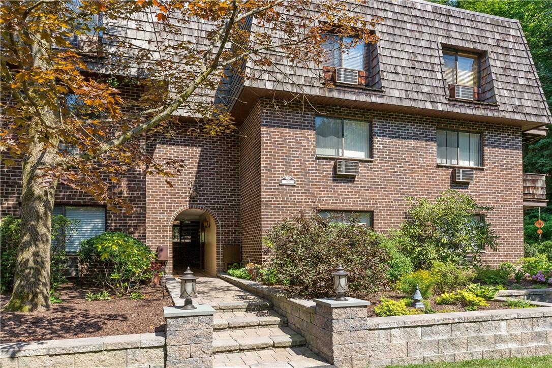 Beautifully maintained Briarcliff Woods complex and condo with no one above you!