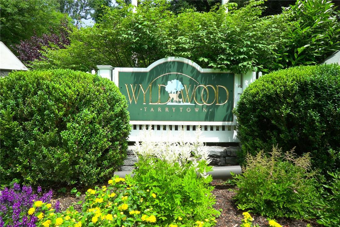 Welcome to Wyldwood! With its lush landscaping and great amenities, this is the place you want to call home!!