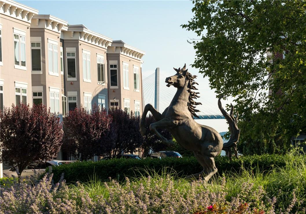 Welcome it Ichabods Landing, nestled between Hudson Harbor and Edge on Hudson in historic Sleepy Hollow, a hsort walk to Tarrtown metro North Station (37 minute commute) and the villages of Tarrytown & Sleepy Hollow (shops & restaurants) and surrounded by