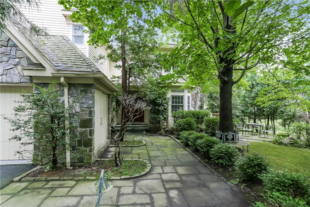 Welcome home to 46 Cobblefield Road.  A detached home in the gorgeous, gated community of Cobblefield!